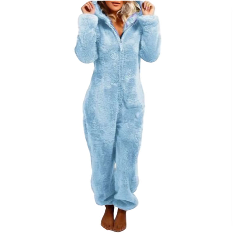 Kvinna i ljusblå fleece jumpsuit med huva