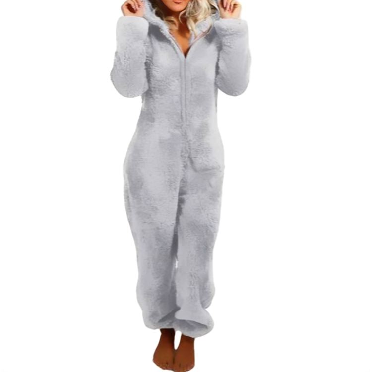Kvinna i grå fleece jumpsuit med huva