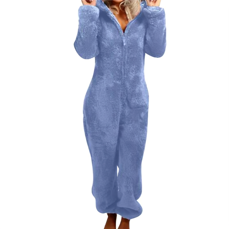 Kvinna i blå fleece jumpsuit med huva