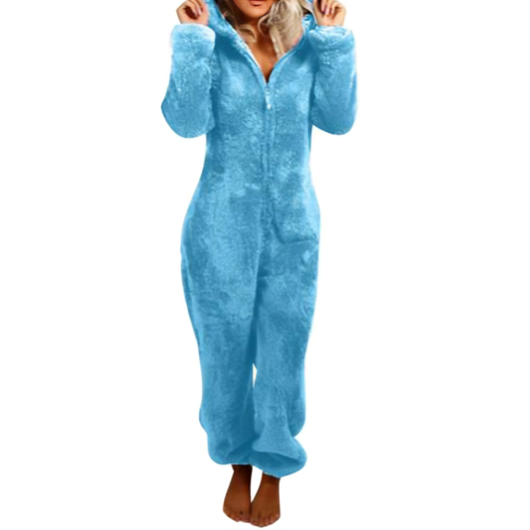 Kvinna i turkosblå fleece jumpsuit med huva