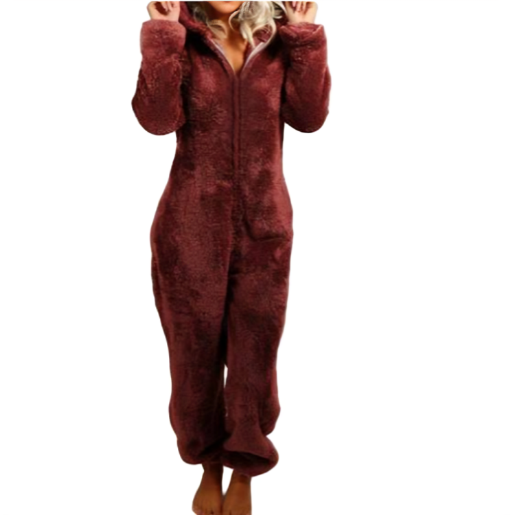 Kvinna i vinröd fleece jumpsuit med huva
