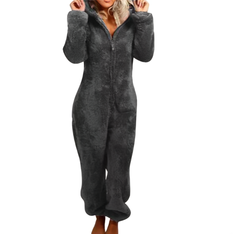 Kvinna i mörkgrå fleece jumpsuit med huva