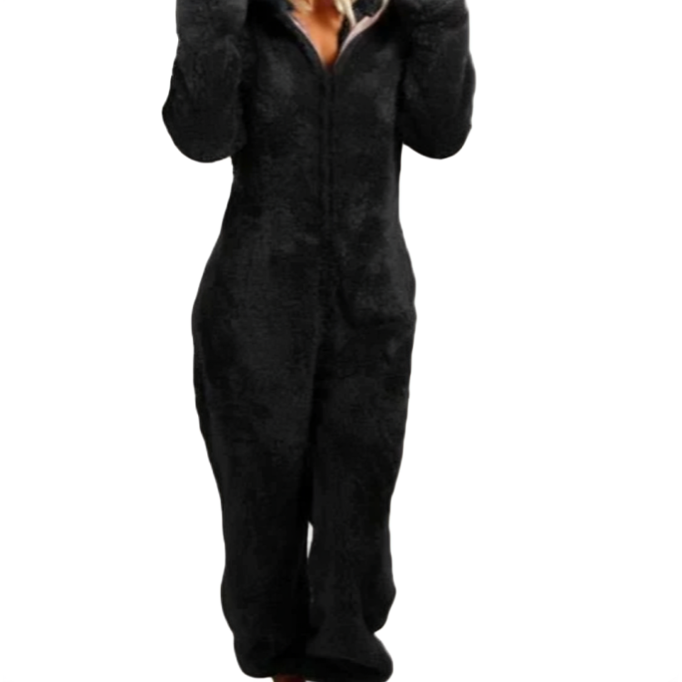 Kvinna i svart fleece jumpsuit med huva