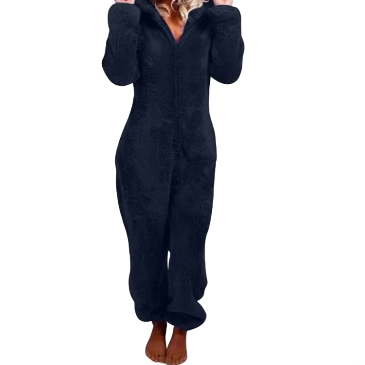 Kvinna i marinblå fleece jumpsuit med huva