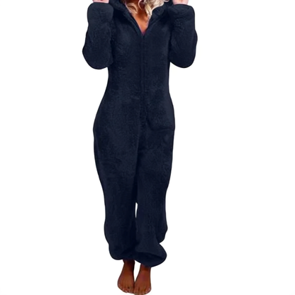 Kvinna i marinblå fleece jumpsuit med huva