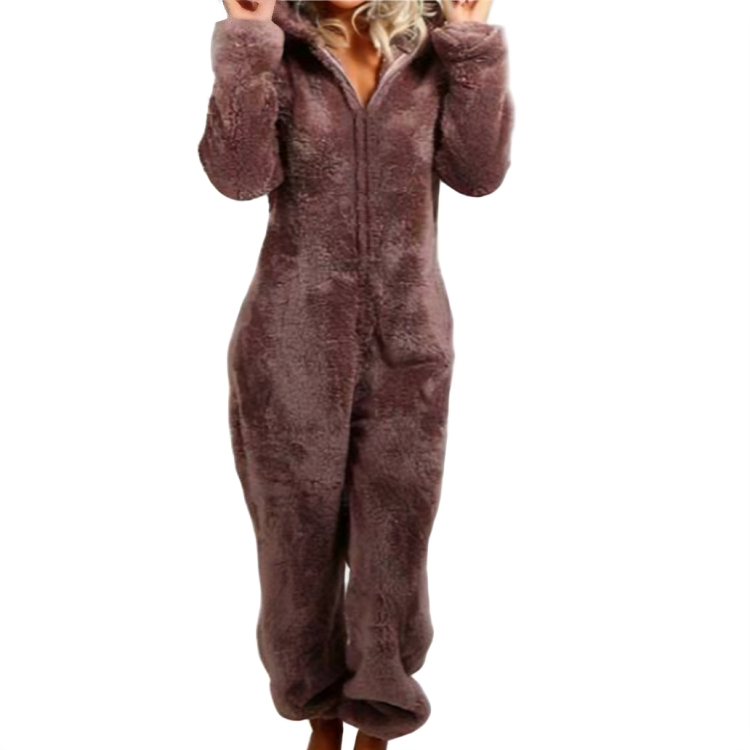 Kvinna i rosabrun fleece jumpsuit med huva