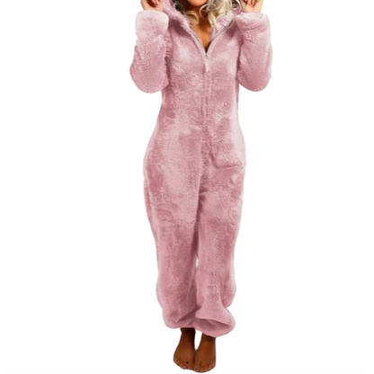 Kvinna i rosa fleece jumpsuit med huva