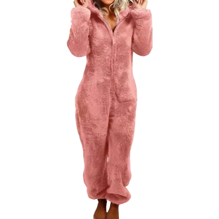 Kvinna i korallrosa fleece jumpsuit med huva