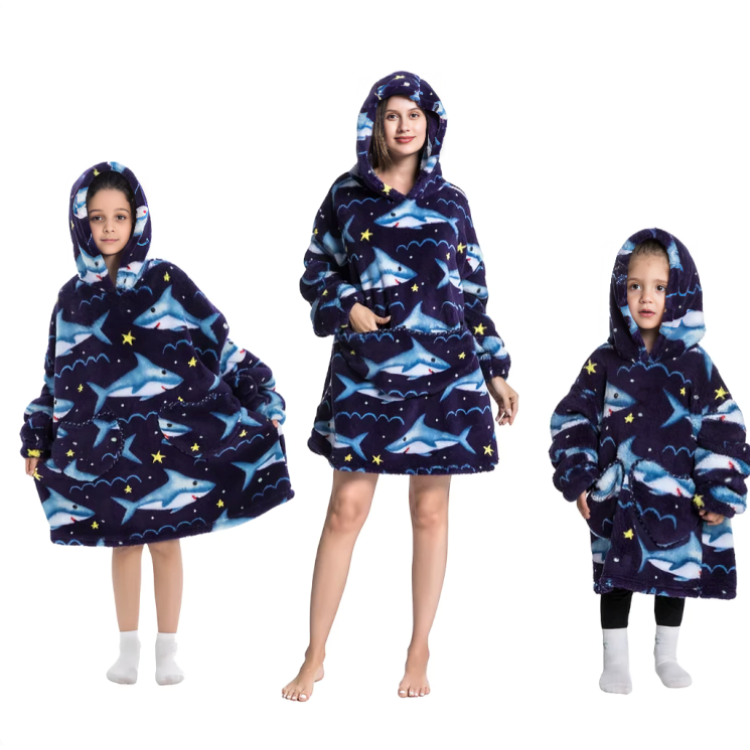 Marinblå oversized hoodie med hajmönster för vuxen och barn