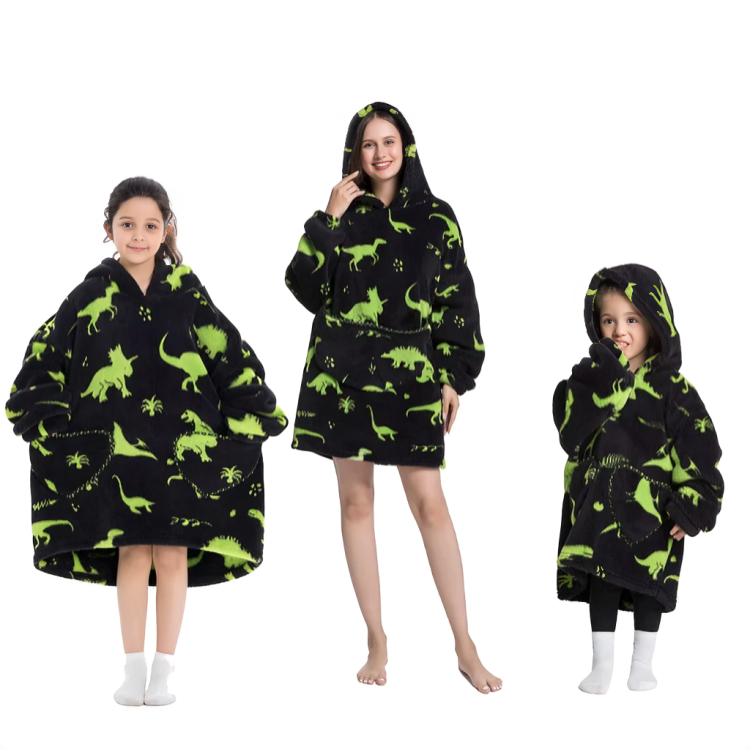 Svart oversized hoodie med grönt dinosauriemönster för vuxen och barn