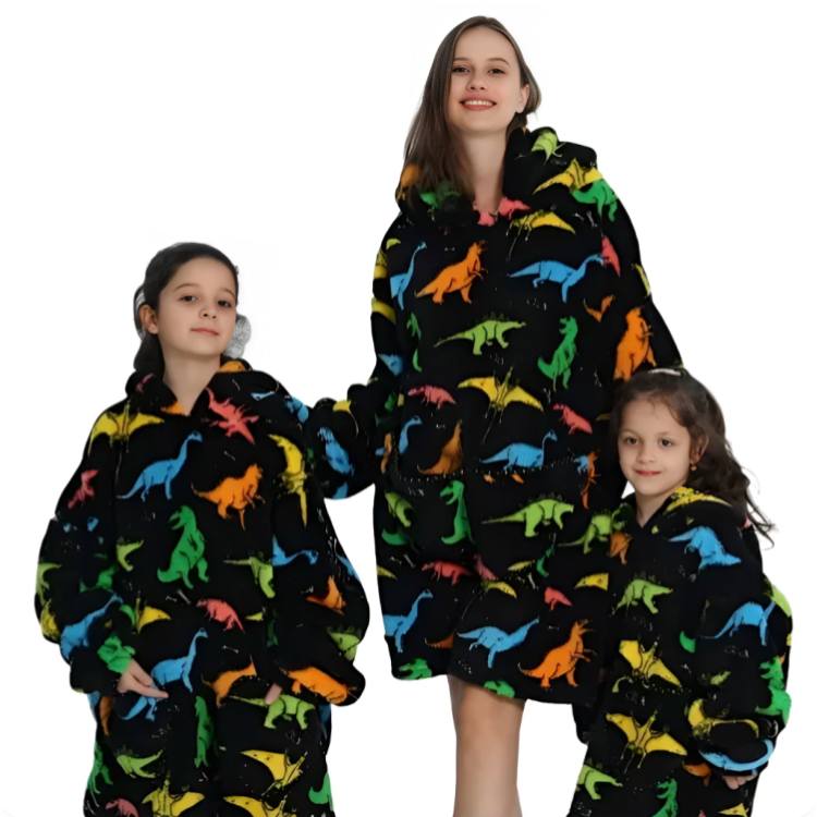 Svart oversized hoodie med färgglatt dinosauriemönster för vuxen och barn