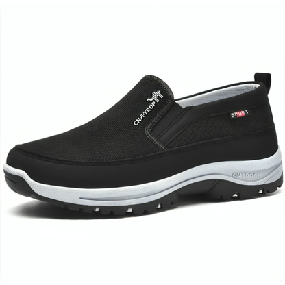 Svart ortopedisk slip-on sko för herr med vit sula och ventilerande material