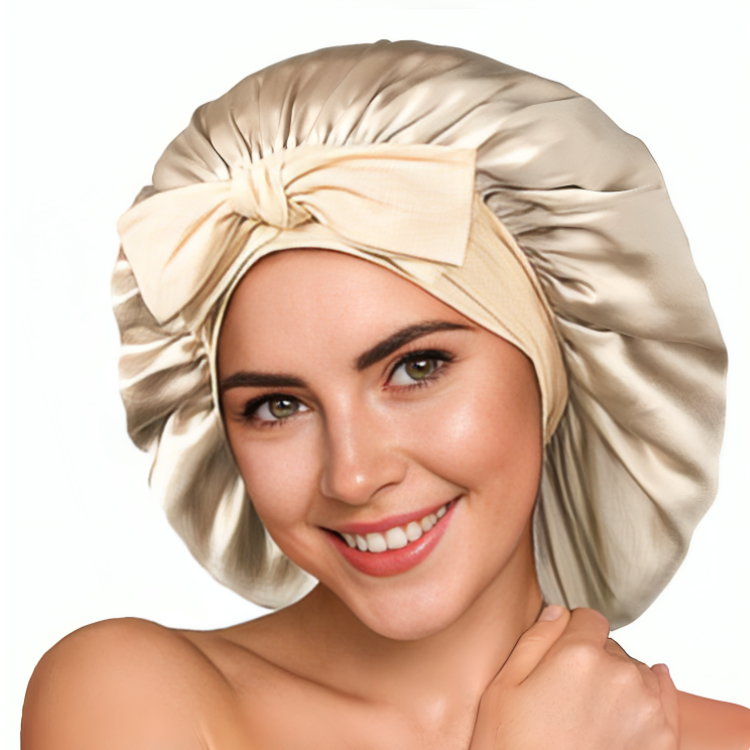 Kvinna ler och bär en guldbeige satin bonnet med rosettdetalj framtill