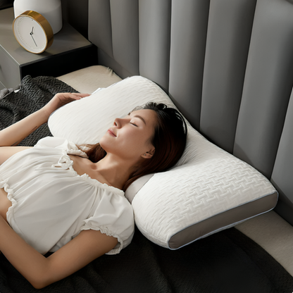 Kvinna sover på rygg med huvudet vilande mot den ergonomiska konturkudden