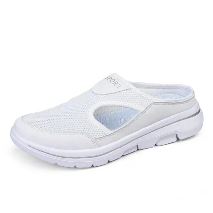 Slip-on sko i vit mesh med vit sula, sedd från sidan med öppen häl