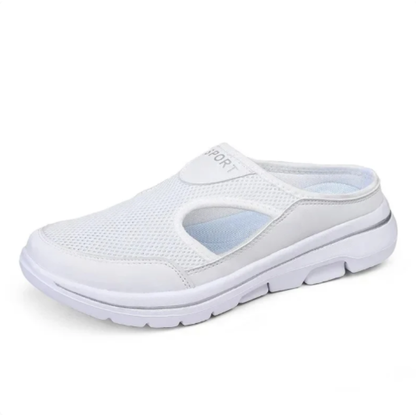 Slip-on sko i vit mesh med vit sula, sedd från sidan med öppen häl
