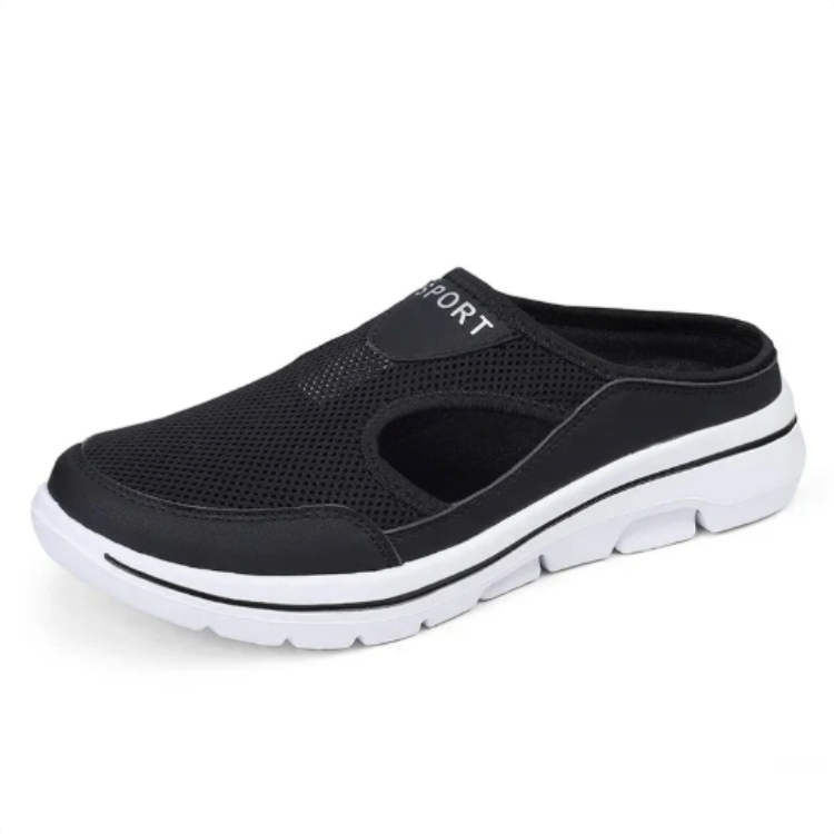 Slip-on sko i svart mesh med vit sula, sedd från sidan med öppen häl