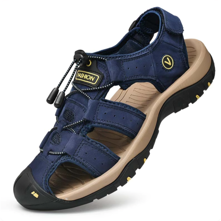 Marinblå sandal med täckt tåparti och beige sula, diagonal vy