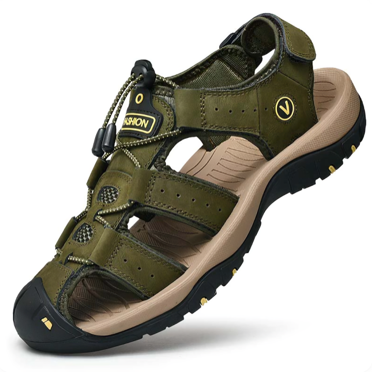 Olivgrön sandal med täckt tåparti och beige sula, diagonal vy