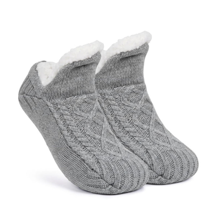 Varmfodrade halksockor i grått med kabelstickning och vit fleecekant