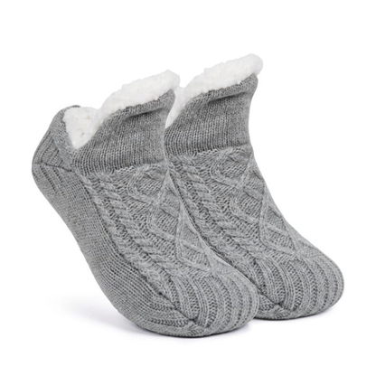 Varmfodrade halksockor i grått med kabelstickning och vit fleecekant